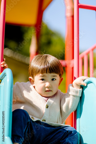 子供 男の子 ポートレート 公園 遊具 Wall Mural Yuu