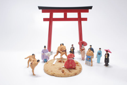 mini of igure watch the Sumo fight before the Red Torii gates