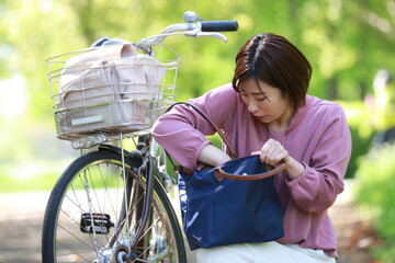 自転車のかぎをさがす女性