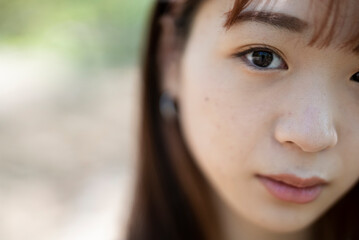 Fototapeta premium 公園を散策する女性