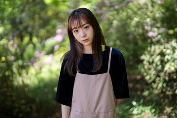 Fototapeta premium 公園を散策する女性