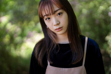 Obraz premium 公園を散策する女性