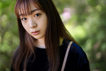 Obraz premium 公園を散策する女性