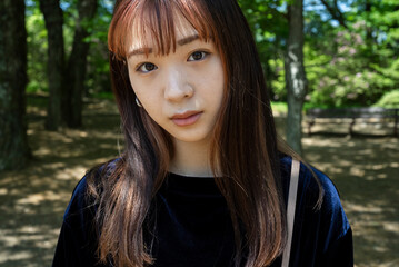 Obraz premium 公園を散策する女性