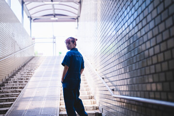 Obraz premium 地下道にいる女性