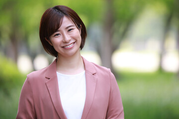 笑顔の女性社員