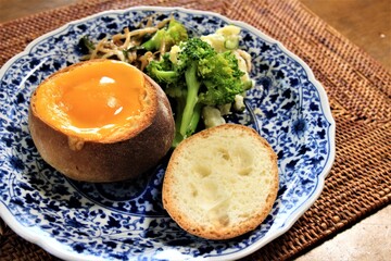チーズフォンデュパンとサラダの朝食