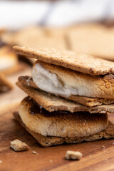 焼いたマシュマロとチョコレートをクラッカーに挟んだスモア