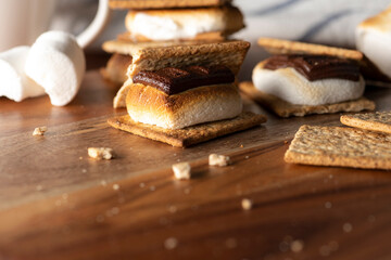 焼いたマシュマロとチョコレートをクラッカーに挟んだスモア