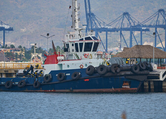 Barco de carga y pesquero que está detenido en el muelle esperando a salir al mar en Manzanillo
