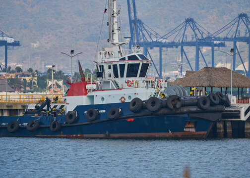 Barco de carga y pesquero que est&aacute; detenido en el muelle esperando a salir al mar en Manzanillo

