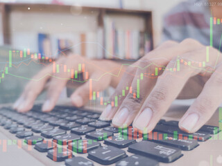 Obraz premium Bitcoin gold coin and defocused chart background. Business man with bitcoins. Virtual cryptocurrency concept.
