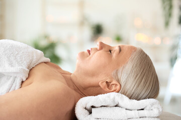 Obraz na płótnie Canvas Mature woman relaxing in beauty salon