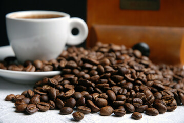 Kaffeebohnen und Tasse