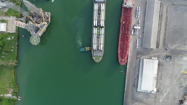 Buque transportando torres e&oacute;licas en M&eacute;xico