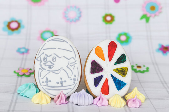 Glazed biscuits in the shape of an Easter egg with the ability to color them with food colors. Gingerbread with a picture of a chicken that hatched from an egg
