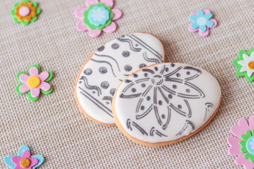Glazed biscuits in the shape of an Easter egg with the ability to color them with food colors. Gingerbread with Floral and Patterns