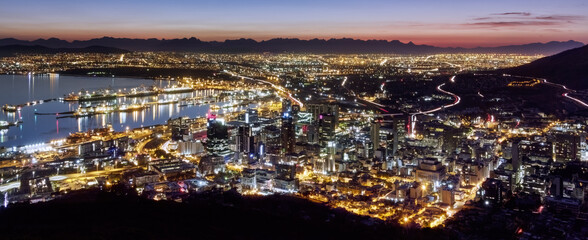Obraz premium Aerial dawn panoramic of the city of Cape Town in South Africa.