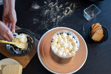 Banoffi cake, the cooking process. Cake without baking on shortbread dough.