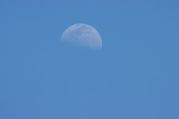 風景素材　晴れた日の午後の月