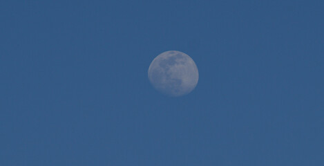 La luna in cielo un giorno di primavera © Luciano Pierantoni