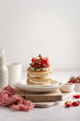 Pile de pancakes fluffy pâte à tartiner et fraises