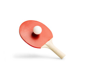 Raqueta de ping-pong con una pelota levitando sobre un fondo blanco liso y aislado. Vista de frente. Copy space. Concepto: Deportes