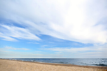 Fototapeta na wymiar Beautiful sea coast with seagulls under blue sky