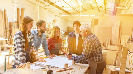 Handwerker in Ausbildung als Team bei Besprechung
