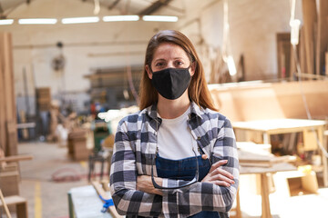 Frau mit Mundschutz als Schreiner Lehrling