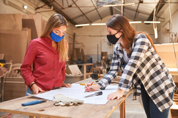 Zwei Handwerker Frauen mit Mundschutz