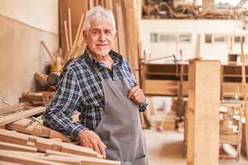 Senior Handwerker als zufriedener Baumeister