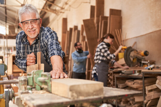 Handwerker als Meister beim Holz hobeln