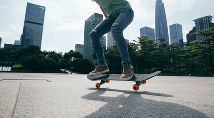 Fototapeta na wymiar Asian woman skateboarder skateboarding in modern city
