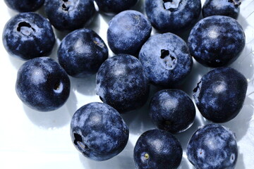 紫色の新鮮で健康的なブルーベリーの果実
