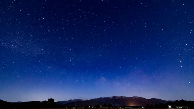 山から昇る天の川　星空の動き　タイムラプス　4月　東の空