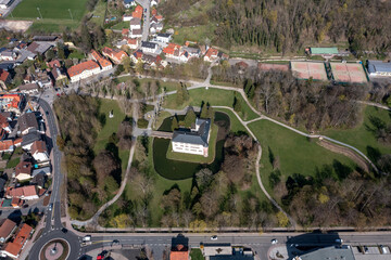Luftaufnahme von Michelfeld mit dem Wasserschloss im Vordergrund, Baden Wuertenberg, Deutschland