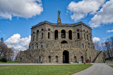 Fototapeta premium Blick auf den Monumentalbau Herkules mit Blick blauen Himmel und weißen Wolken, Kassel, Hessen, Deutschland