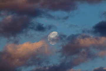 Fototapeta na wymiar Der Mond am farbigem Morgen Himmel
