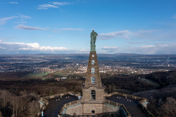 Luftaufnahme von vorne auf die Spitze des Monumentalbau mit Herkules ganz oben und Blick auf die...