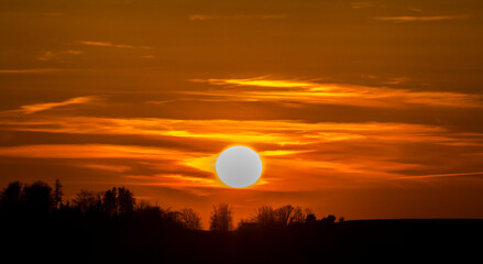Magischer Sonnenuntergang bei Abstrakten Wolken