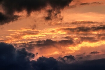 Magischer Sonnenuntergang bei Abstrakten Wolken