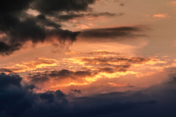 Magischer Sonnenuntergang bei Abstrakten Wolken