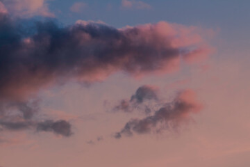 Magischer Sonnenuntergang bei Abstrakten Wolken