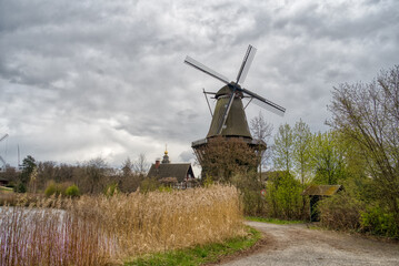 Windm&uuml;hle mit stark bew&ouml;lktem dramatischem Himmel, Gifhorn, Niedersachsen, Deutschland