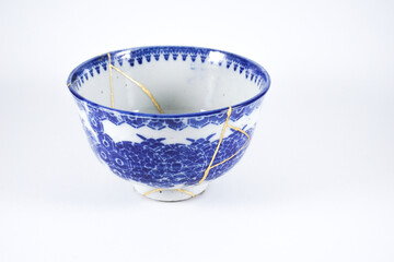 Kintsugi tea bowl restored with gold, Kintsugi artwork