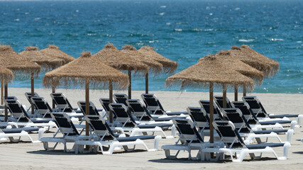 Tumbonas con sombrillas frente al mar