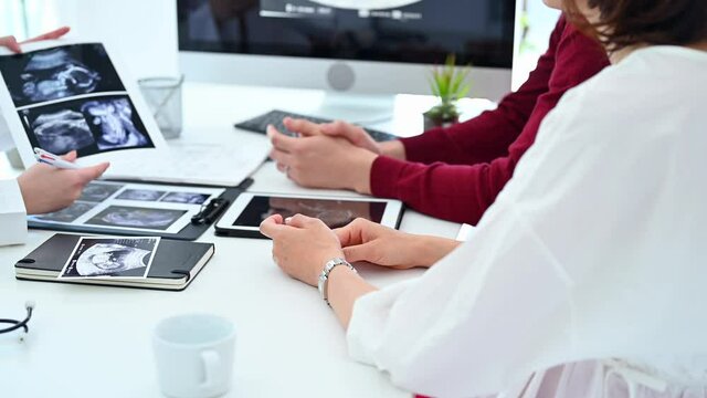 産婦人科を受診する夫婦