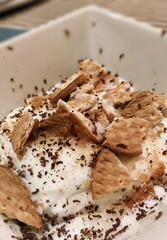 Galletas con yogurt griego, virutas de chocolate y azúcar