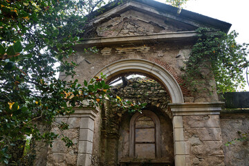 Fototapeta na wymiar Il Cimitero vecchio di Viggiù in provincia di Varese, in disuso ma molto suggestivo.